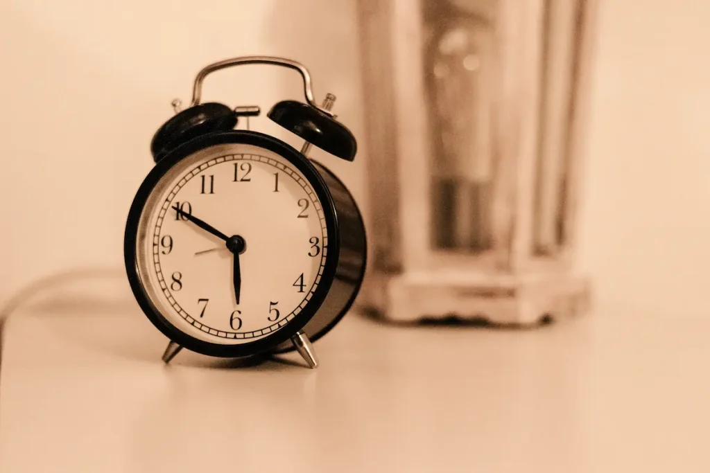 Relógio antigo para acordar cedo para Como ser feliz na vida